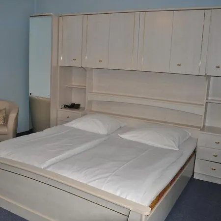Hotel Pension Savoy Am Kurdamm Und Zoo 2*
